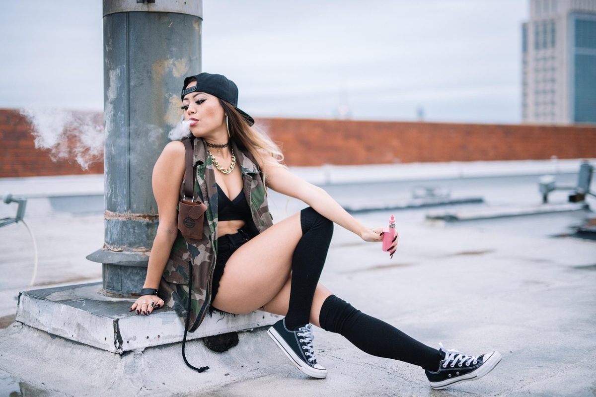 vaping-girl-2766315_1280